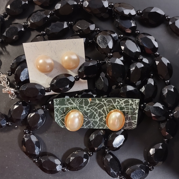 2 pr Vintage Pearl Earrings - Picture 3 of 12